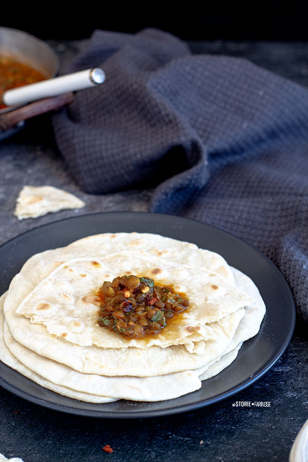 chapati e dahl indiano in primo piano