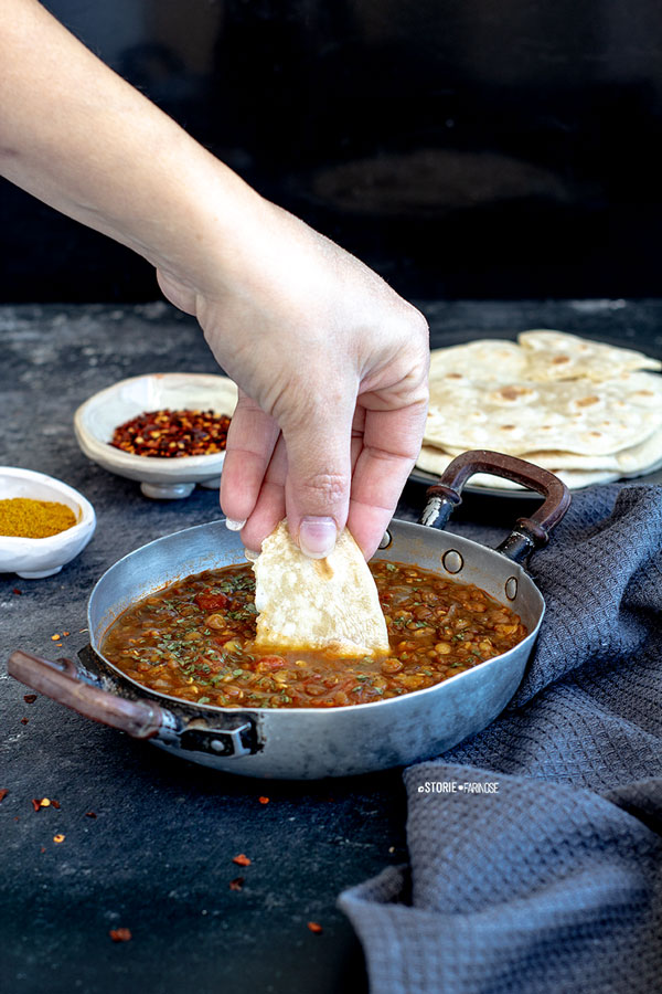 chapati e dahl indiano con mano