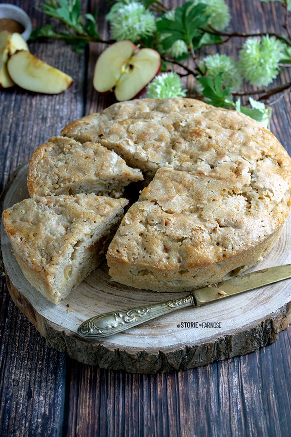 torta di mele rustica con due tagli