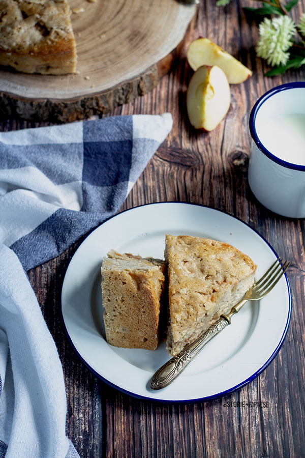 torta di mele con fetta nel piatto