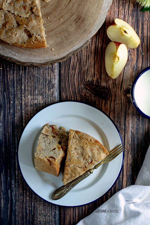 torta di mele rustica con due fette