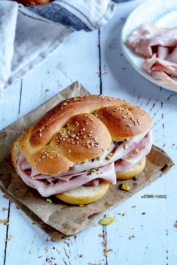 pane di semola con mortadella