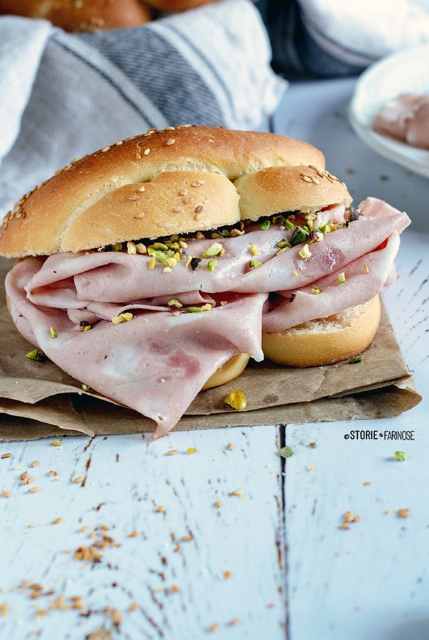 pane di semola con mortadella primo piano