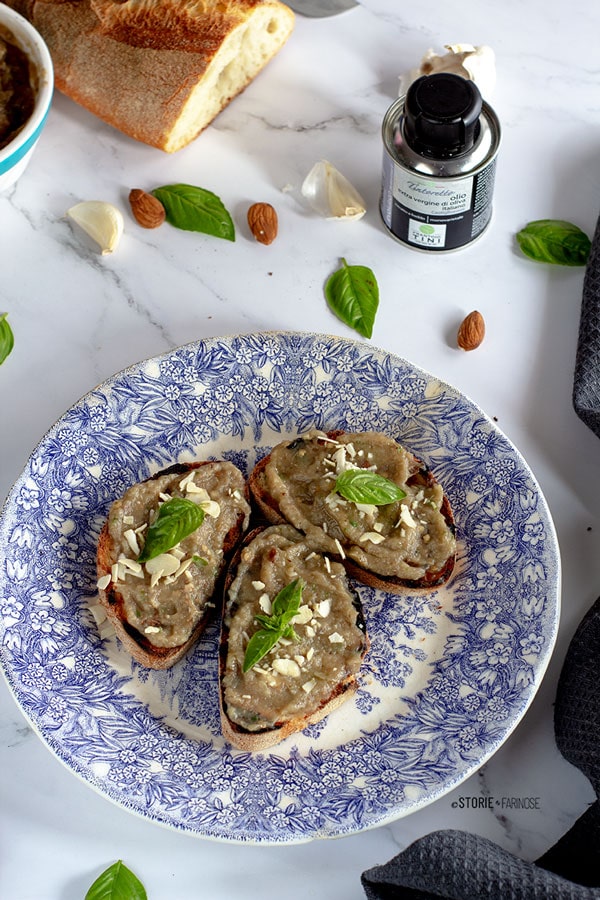 bruschetta siciliana con melanzana mandorle e basilico