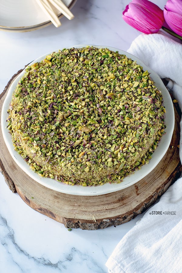 torta al pistacchio di Bronte  sul vassoio