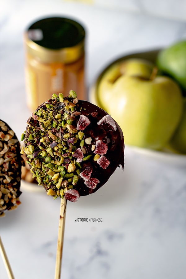 mele ricoperte con cioccolato e pistacchio min