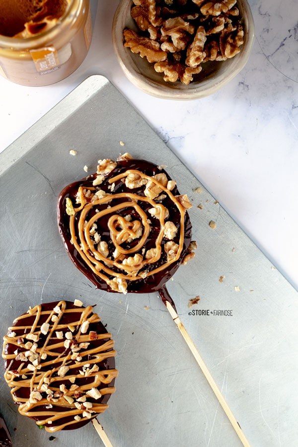 fette di mele ricoperte con cioccolato e noci