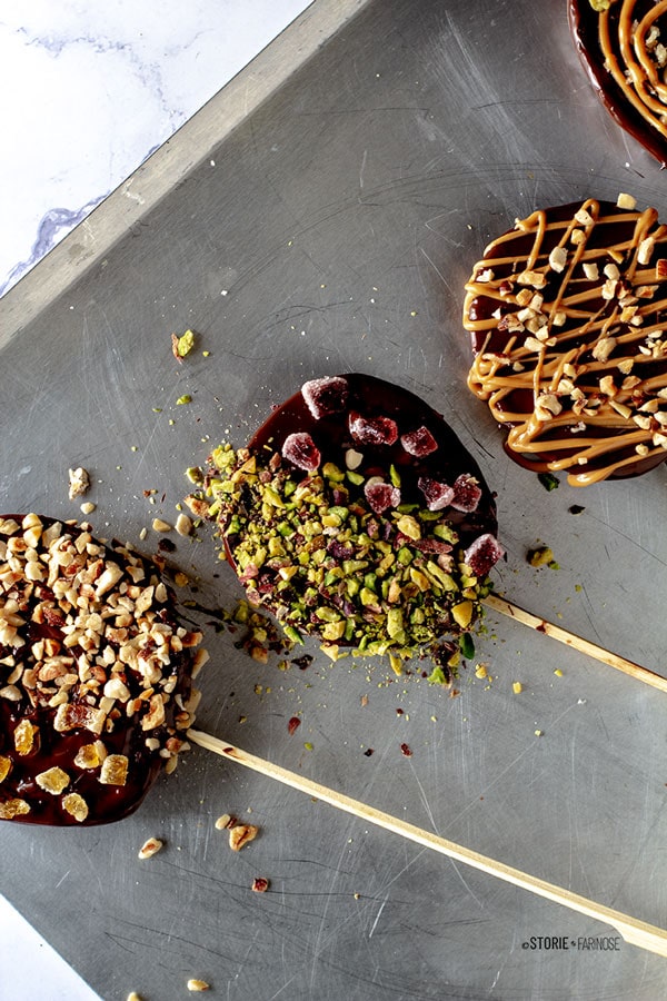 Fette di mele ricoperte con cioccolato