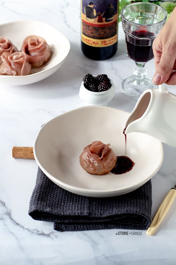 ravioli giapponesi con salsa al vino e frutti di bosco