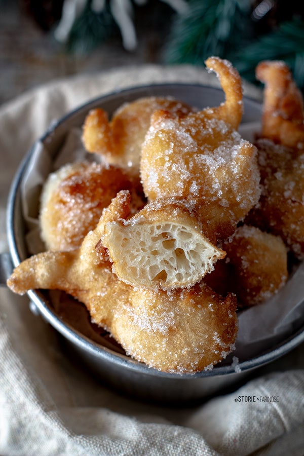 frittelle con zucchero primo piano