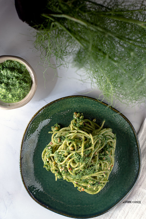 pasta siciliana con pesto di finocchietto e mandorle