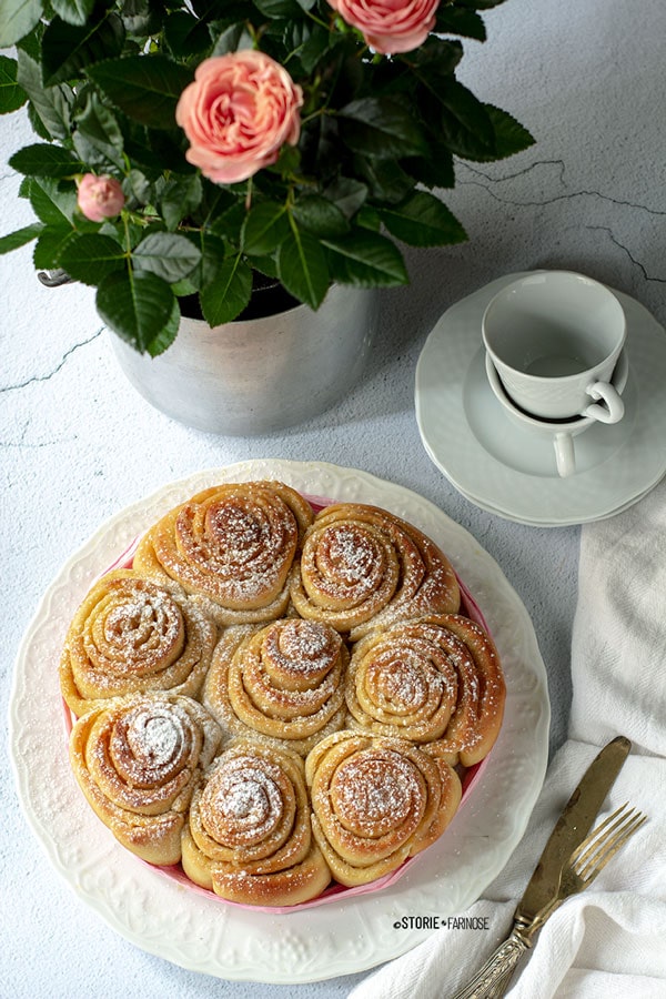 torta delle rose con zucchero a velo