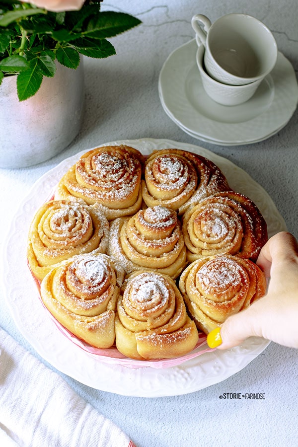 torta delle rose con mano