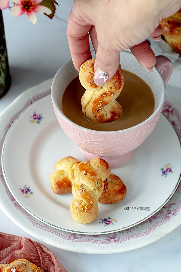 biscotti pasquali greci con latte