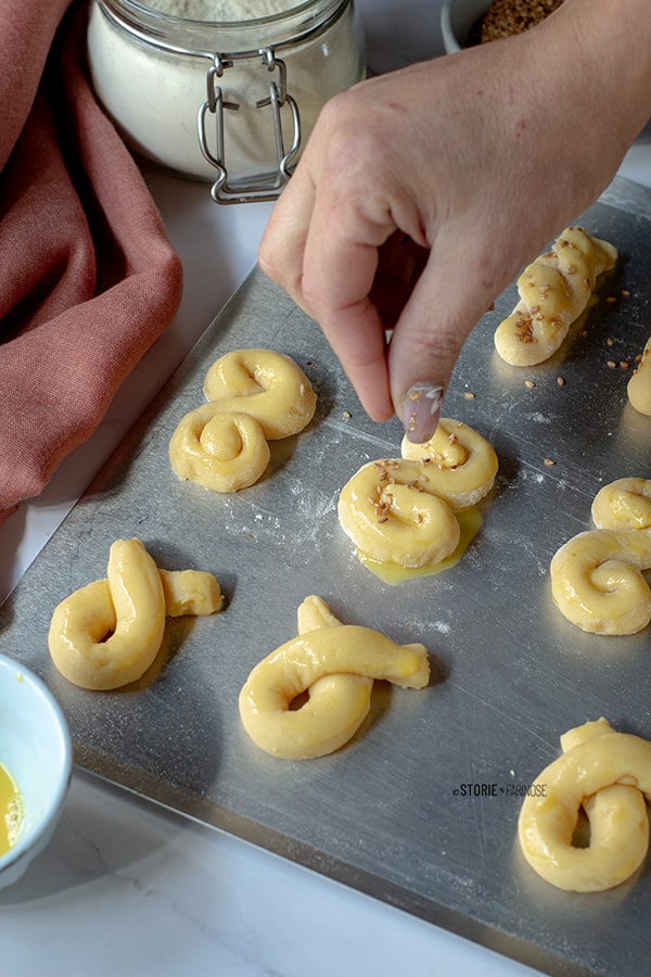 biscotti pasquali greci con semi di sesamo