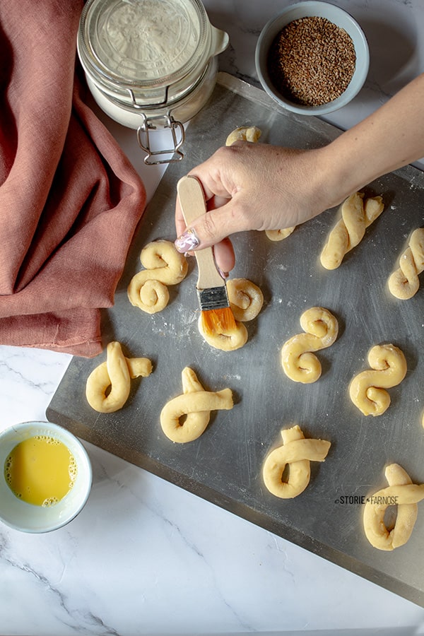 biscotti pasquali greci spennellati con uova